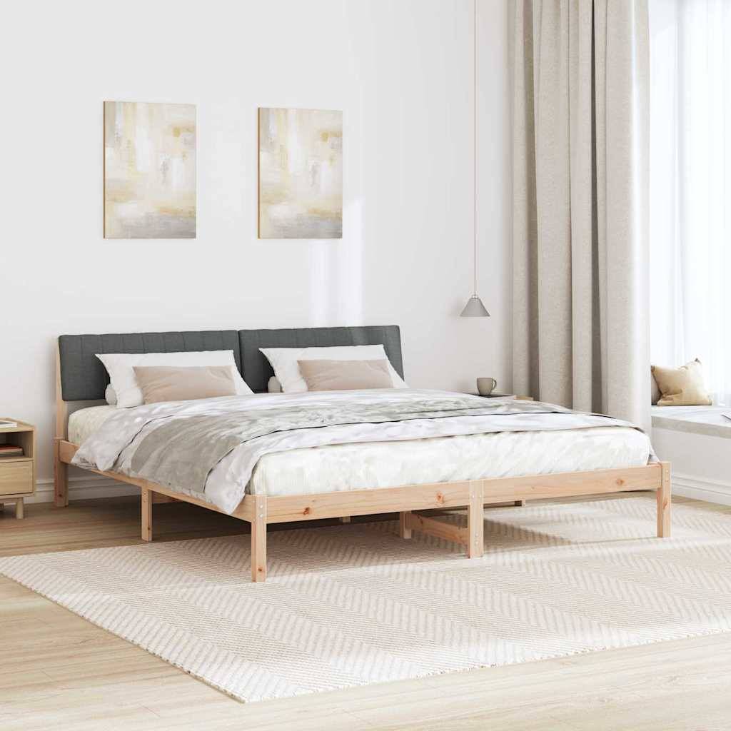 Ein modernes Schlafzimmer zeigt ein Holzbett mit neutraler Bettwäsche, flankiert von einem Nachttisch und einer Lampe. Zwei abstrakte Gemälde hängen darüber.