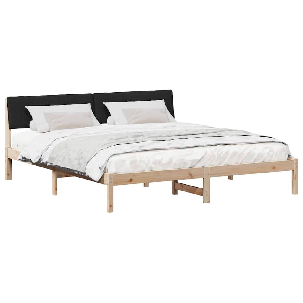 Ein Holzbettgestell mit einer schwarzen gepolsterten Kopfteile, weißer Bettwäsche und Kissen, das ein modernes Design präsentiert.