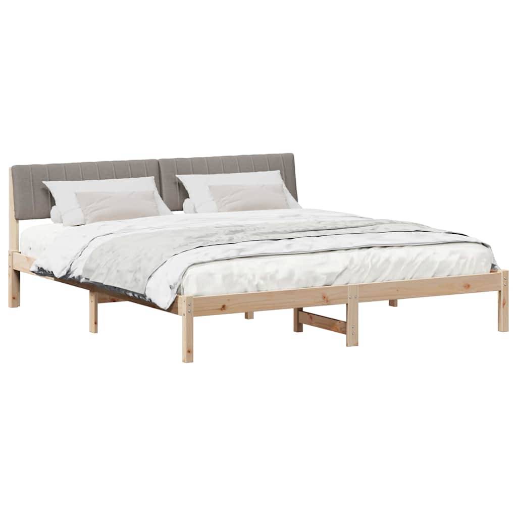Ein Holzbettgestell mit einem grauen gepolsterten Kopfteil, ausgestattet mit weißer Bettwäsche und Kissen, in einem geräumigen, minimalistischen Schlafzimmer präsentiert.