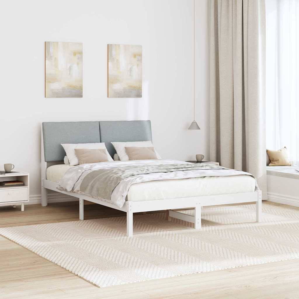 Ein minimalistisches Schlafzimmer mit einem ordentlich gemachten Doppelbett, grauem Kopfteil, heller Bettwäsche und neutraler Dekoration. Zwei abstrakte Gemälde hängen darüber.