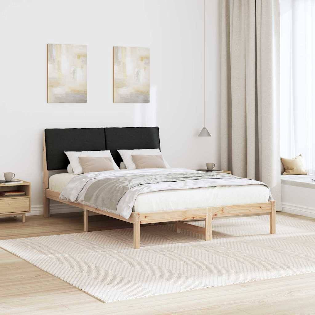 Ein modernes Schlafzimmer mit einem Bettgestell aus Holz, neutraler Bettwäsche und Kissen. Helle Dekoelemente und Vorhänge unterstreichen den minimalistischen Stil.