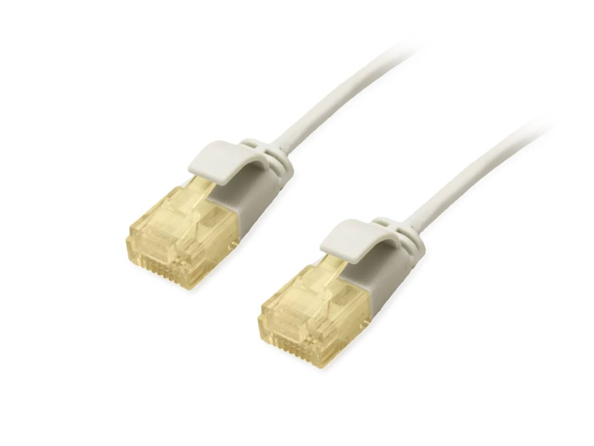 Zwei beige Ethernet-Netzwerkkabel mit RJ45-Steckern auf weißem Hintergrund.