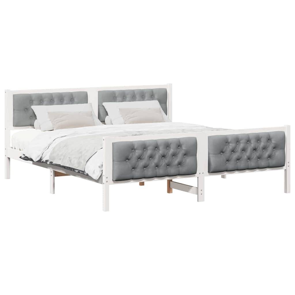 Queensize-Polsterbett mit weißem Rahmen und grau abgestepptem Kopf- und Fußteil, ausgestattet mit weißer und grauer Bettwäsche und Kissen.