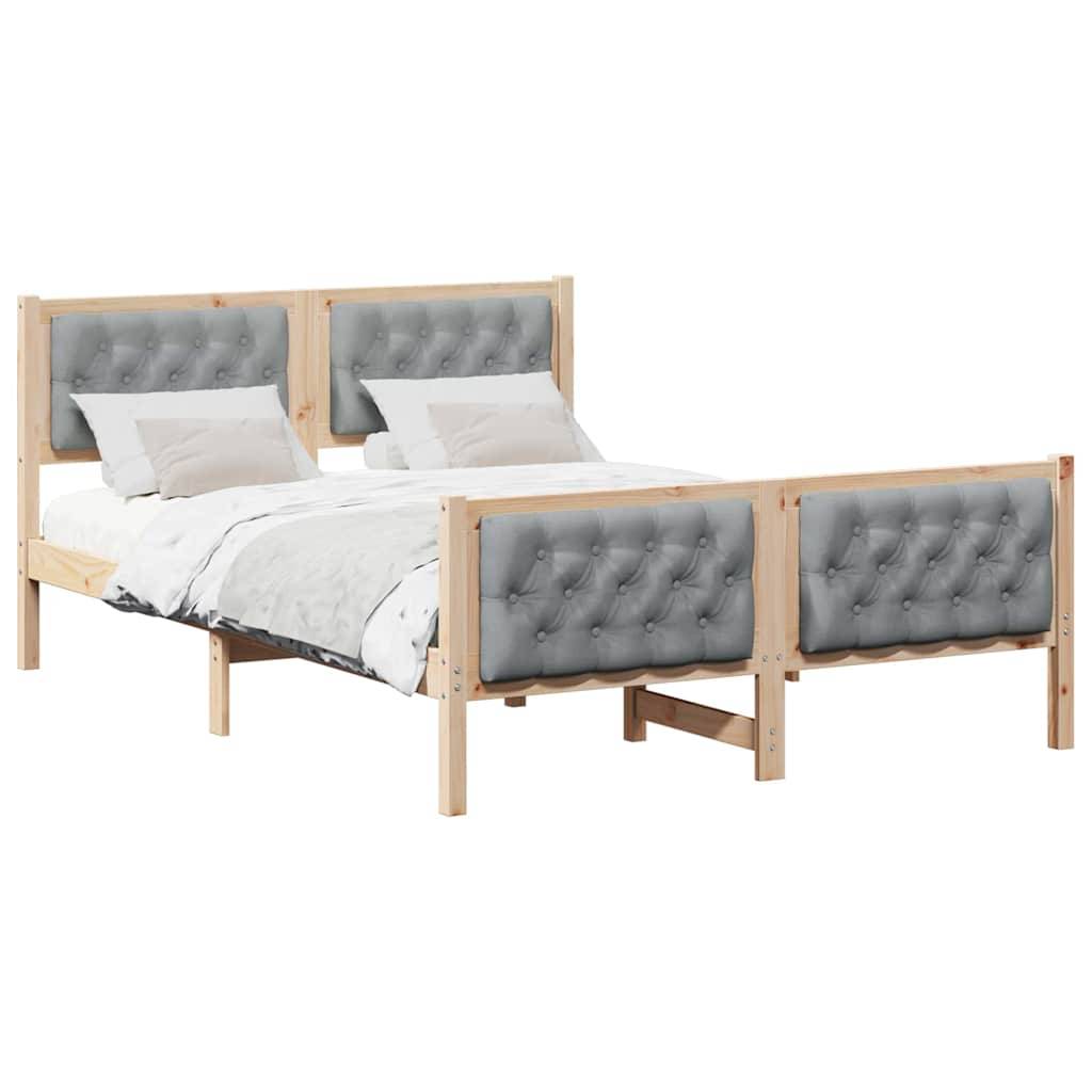 Ein Holzbettgestell mit gepolstertem grauem Stoffkopfteil und Fußteil, ausgestattet mit weißer Bettwäsche und zwei Kissen.