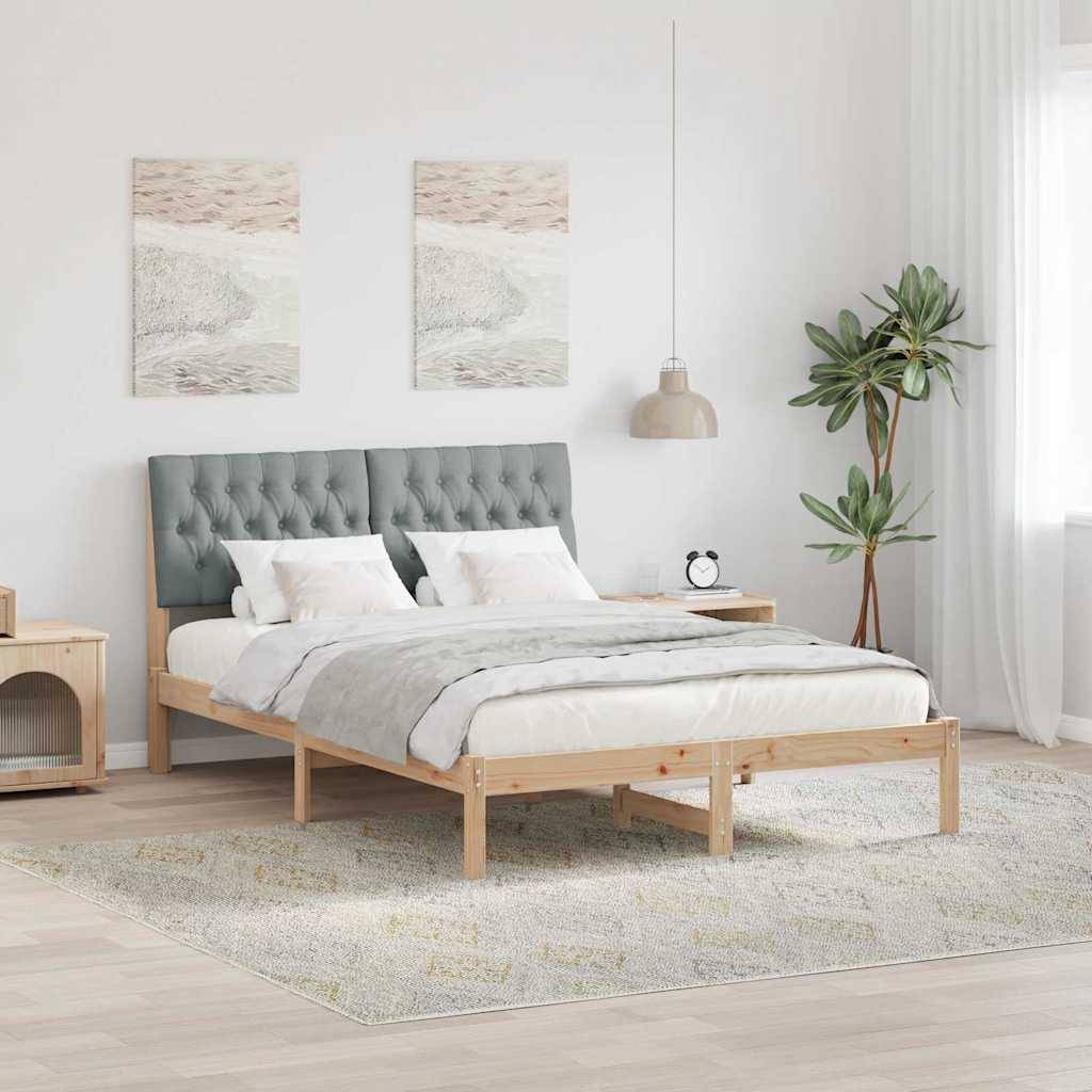 Ein modernes Schlafzimmer mit einem Holzbettrahmen, grauem gepolstertem Kopfteil, weißer Bettwäsche, zwei Wandgemälden, einer Pflanze und einer Hängelampe.