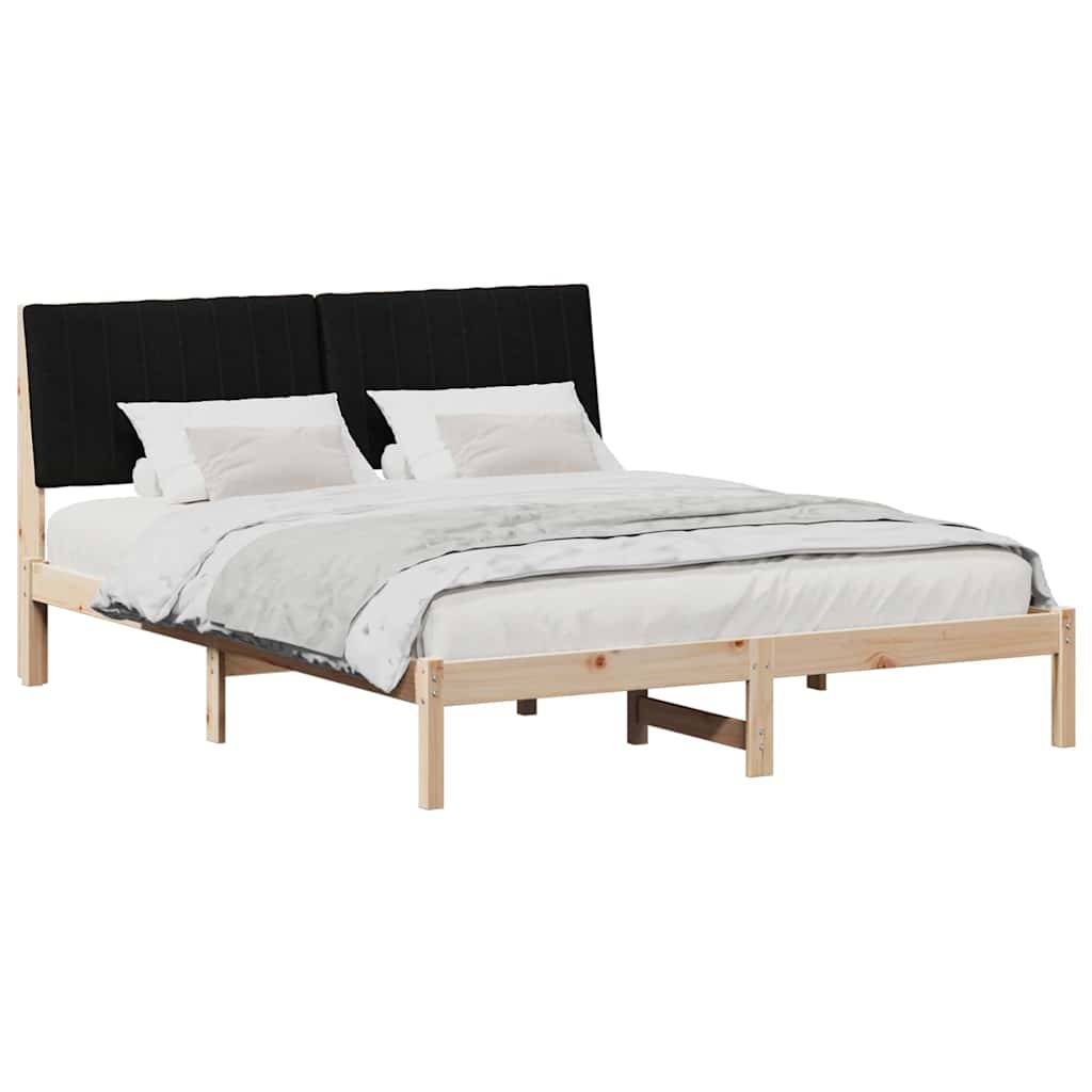 Holzbettgestell mit einem schwarzen Kopfteil, ausgestattet mit einem ordentlich aufgemachten weißen Laken, einer grauen Decke und vier weißen Kissen.