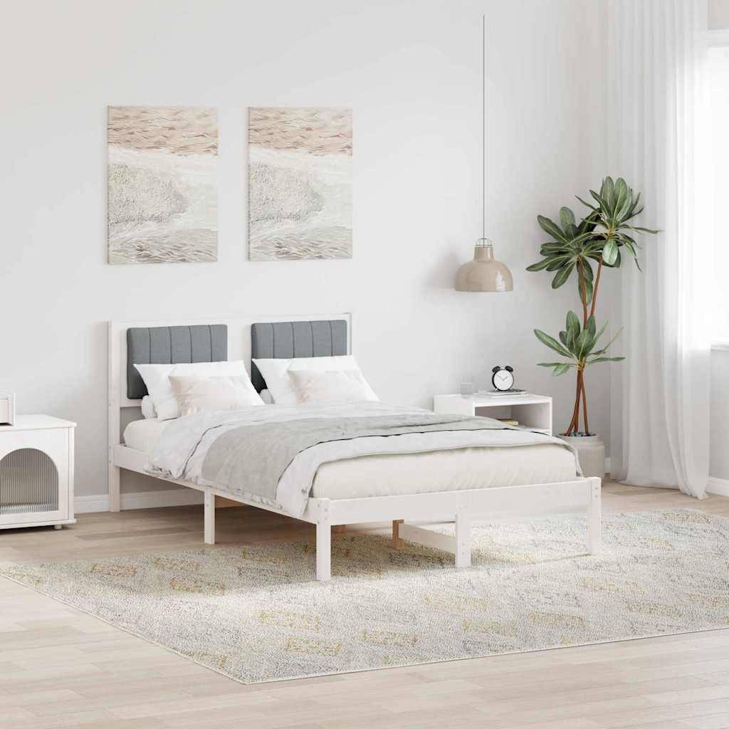 Minimales Schlafzimmer mit einem weißen Bett, grauem Kopfteil, Nachttischen, hängender Lampe, Pflanze und hellem Teppich in einem hellen, modernen Raum.