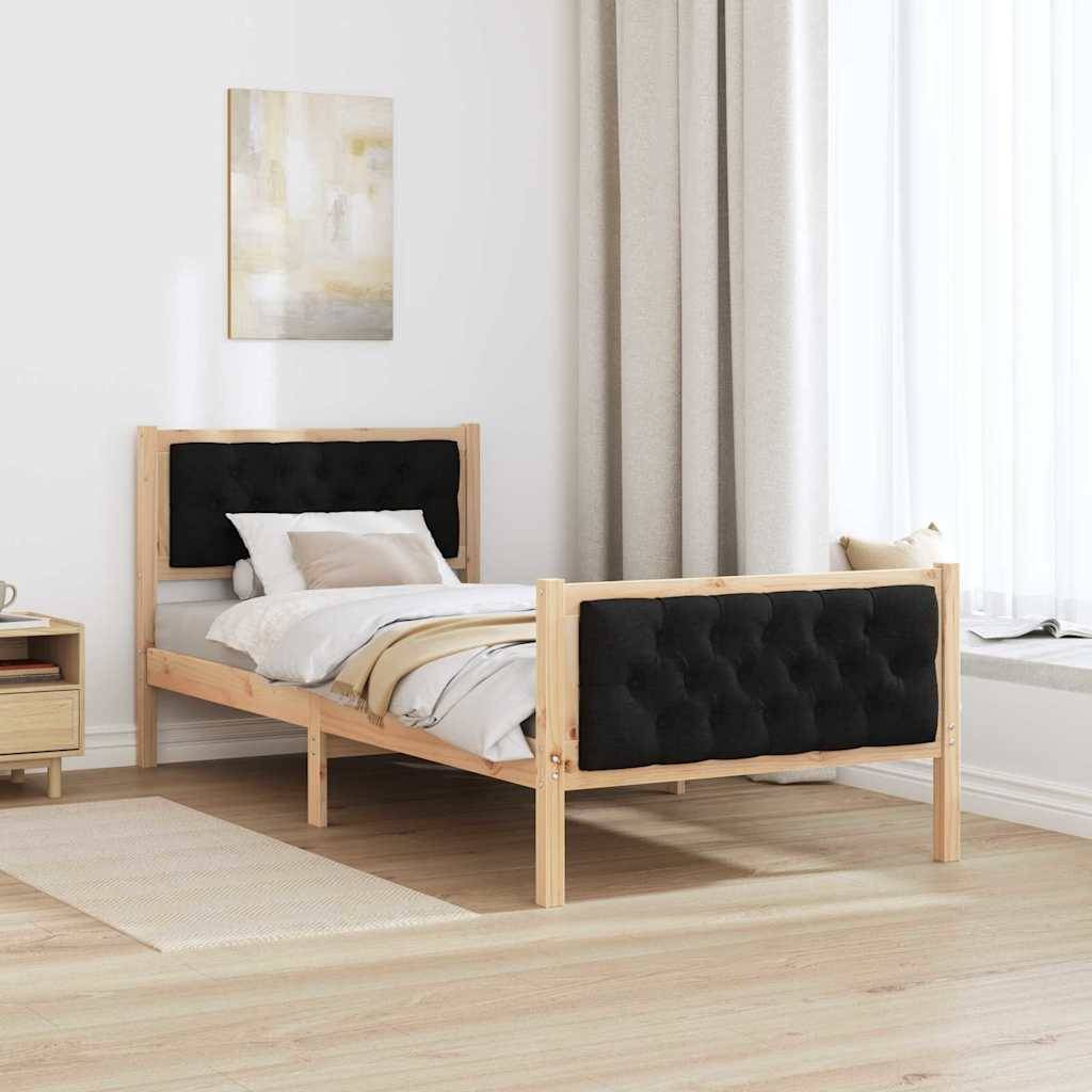 Ein minimalistisches Schlafzimmer mit einem Holzbett mit schwarzem gepolstertem Kopf- und Fußende, beigefarbenem Bettzubehör, einem hellen Teppich und einem gerahmten abstrakten Kunstwerk.