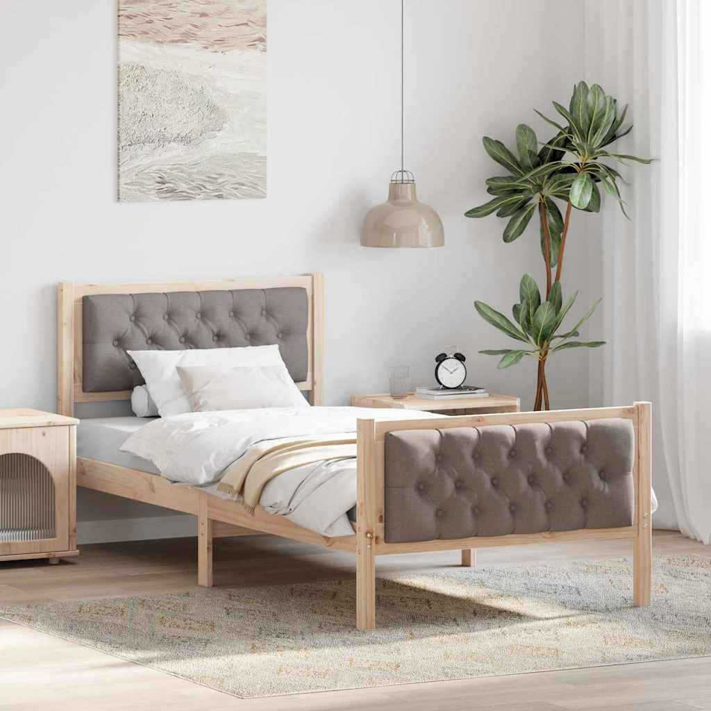 Ein modernes Schlafzimmer mit einer Beige- und Grau-Farbpalette zeigt ein Holzbett, einen Nachttisch mit Dekoartikeln, eine grüne Pflanze und eine Deckenleuchte.