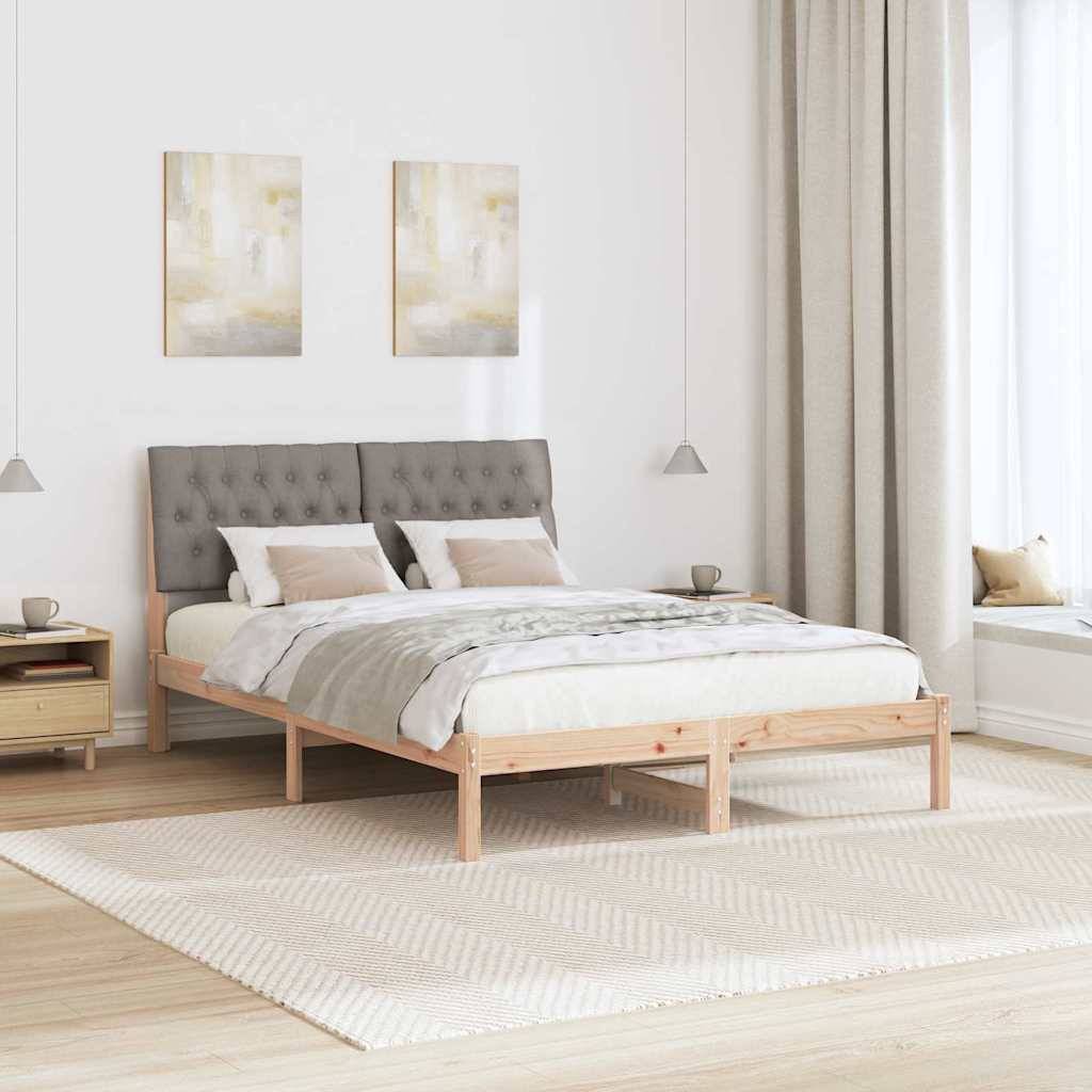 Ein modernes Schlafzimmer mit einem Holzbettgestell, einem grauen gepolsterten Kopfteil und beigefarbener Bettwäsche. Zwei abstrakte Gemälde hängen über dem Bett.