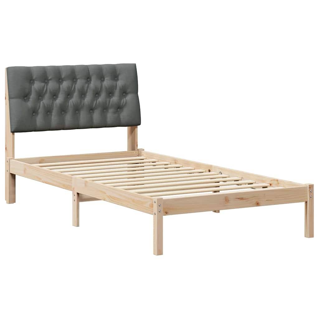 Holzrahmen für Bett mit Lattenrost und grauem gestepptem gepolstertem Kopfteil auf weißem Hintergrund.
