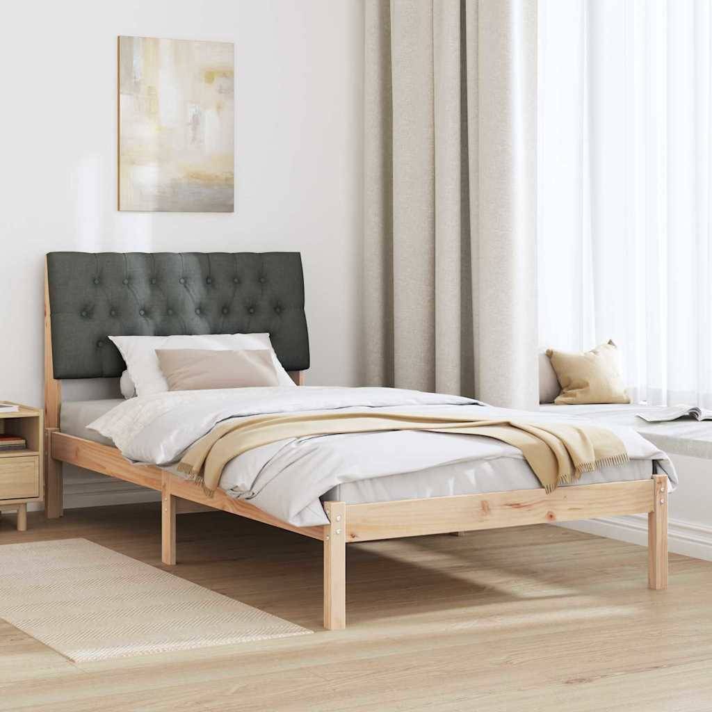 Minimalistisches Schlafzimmer mit hellem Holzbett, dunkelgepolstertem Kopfteil mit Steppung, weißer Bettwäsche, beigem Überwurf und Vorhängen neben einem hellen Fenster.