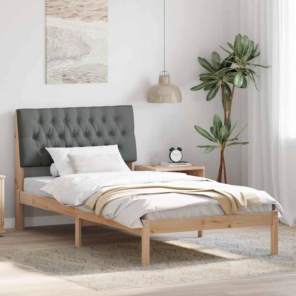 Modernes Schlafzimmer mit grauem Polsterbett mit Knopfheftung, weißer Bettwäsche, hängender Lampe, Nachttisch, Pflanze und weicher neutraler Dekoration.