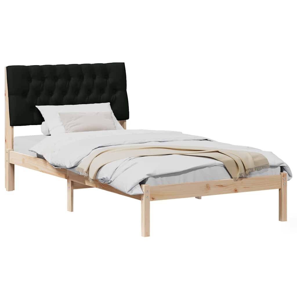 Holzbettrahmen mit schwarzem gestepptem gepolstertem Kopfteil, weißer Bettwäsche und einer beigen Wurfdecke auf weißem Hintergrund.