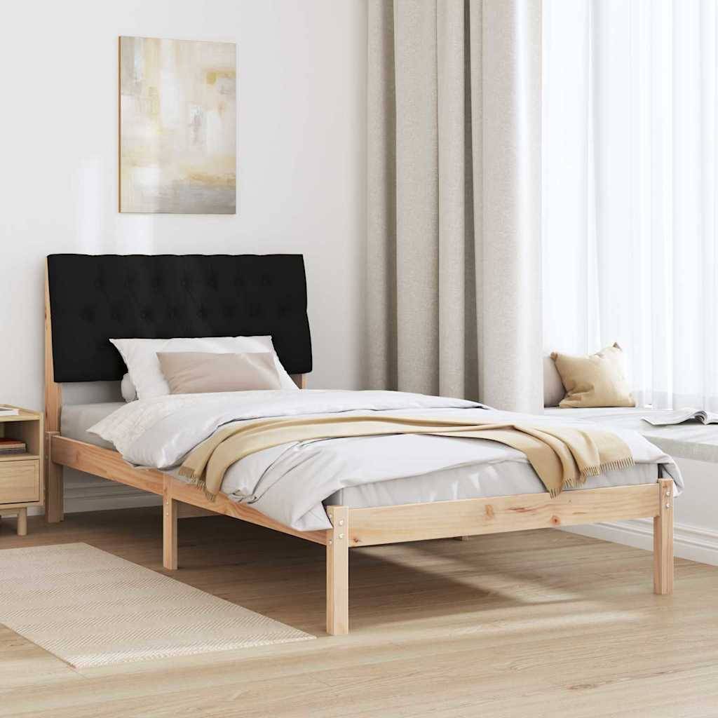 Minimalistisches Schlafzimmer mit einem Bett aus hellem Holz, schwarzem gepolstertem Kopfteil, weißer Bettwäsche, beigem Überwurf und transparenten Vorhängen in einem hellen Raum.
