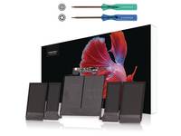 Ein TV-Display mit einem farbenfrohen Fischbild hinter einer Reihe schwarzer Lautsprecher und zwei Zahnbürsten oben, dargestellt als Produktbündel auf weißem Hintergrund.