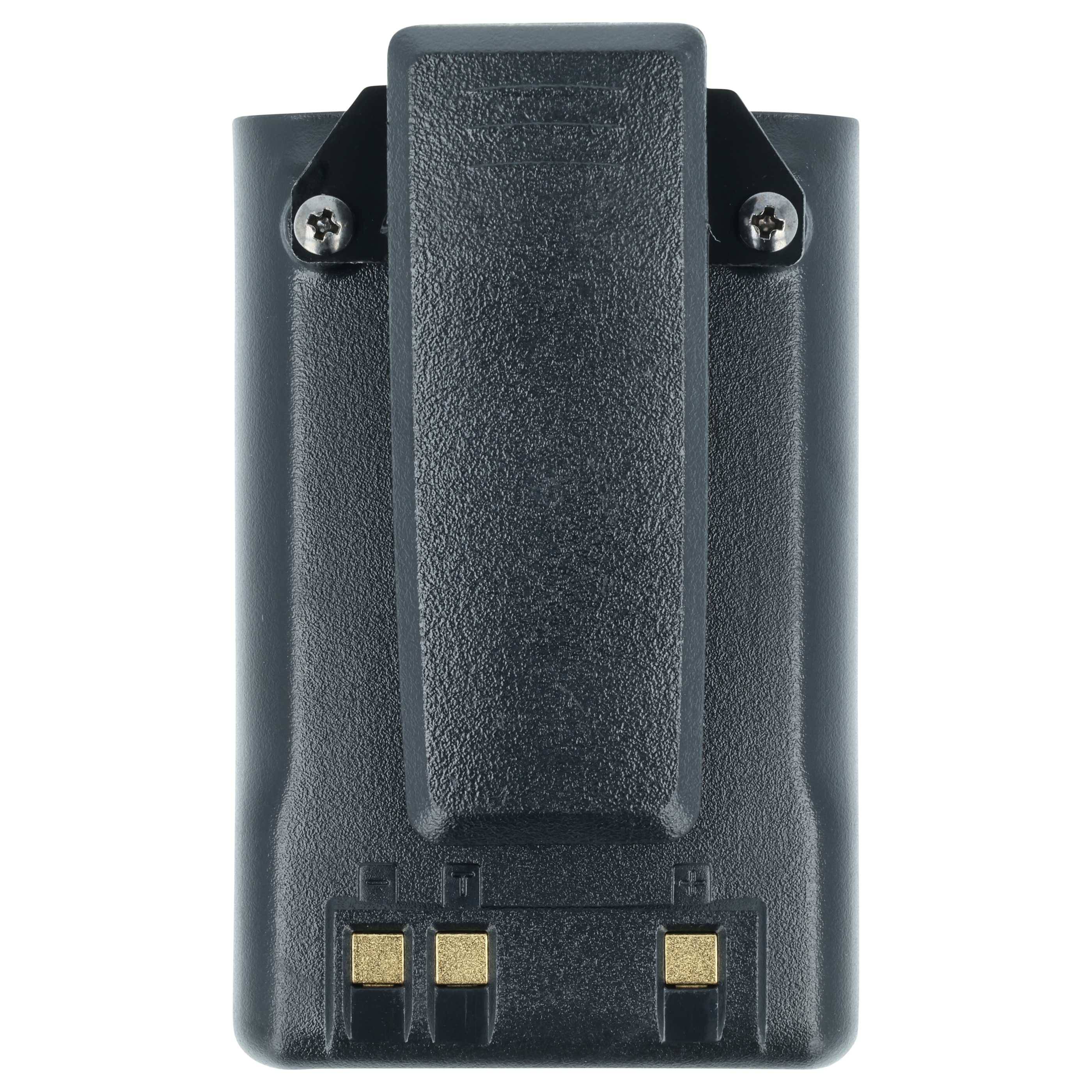 Eine Nahaufnahme eines schwarzen Akkupacks mit Gürtelclip und drei goldenen Kontaktpunkten am unteren Ende wird vor einem weißen Hintergrund gezeigt.