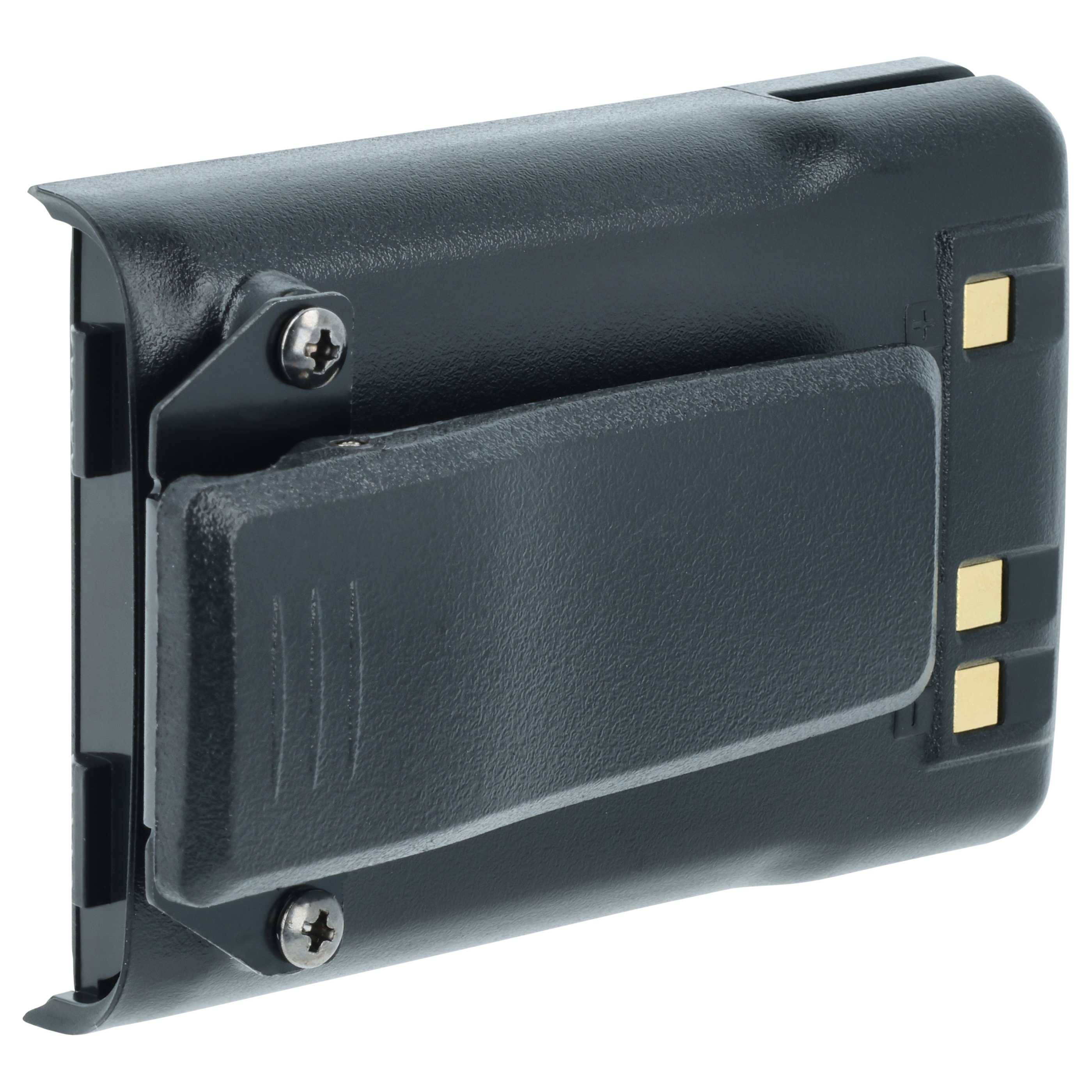 Ein schwarzes Gerät mit einem Clip und goldenen Anschlüssen, möglicherweise ein Akku oder Ladegerät, von der Seite betrachtet.