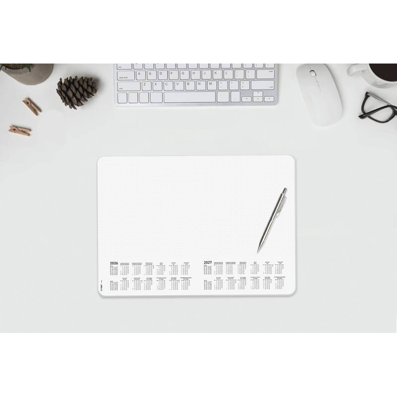 Ein Schreibtisch mit einem leeren Kalenderplaner, einem Stift, einer Tastatur, einer Maus, einer Brille, einer Kaffeetasse und Tannenzapfen.