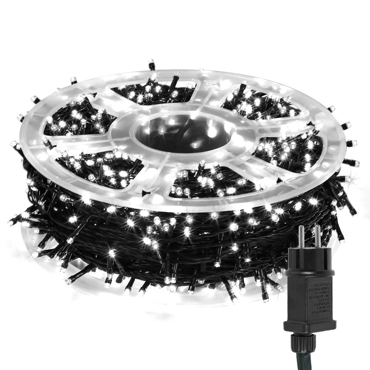 Aufgerollte weiße LED-Weihnachtslichter-Schnur auf einer Spule mit angebrachtem Stromstecker auf einem einfachen Hintergrund.