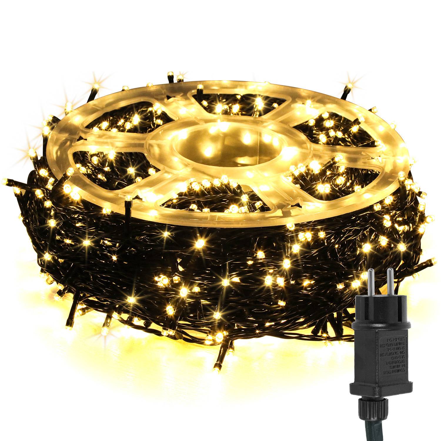 Aufgerollte Strang aus warmweißen LED-Feenlichtern auf einer Spule mit zweipoliger Steckdose