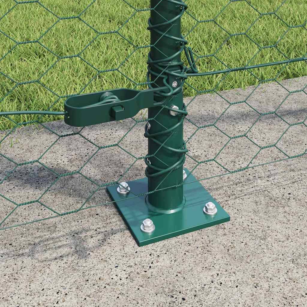 Ein grünes sechseckiges Maschenzaun, sicher auf einer Betonoberfläche montiert, gestützt von einem Pfahl mit Schrauben und einem horizontalen Verschlussmechanismus.