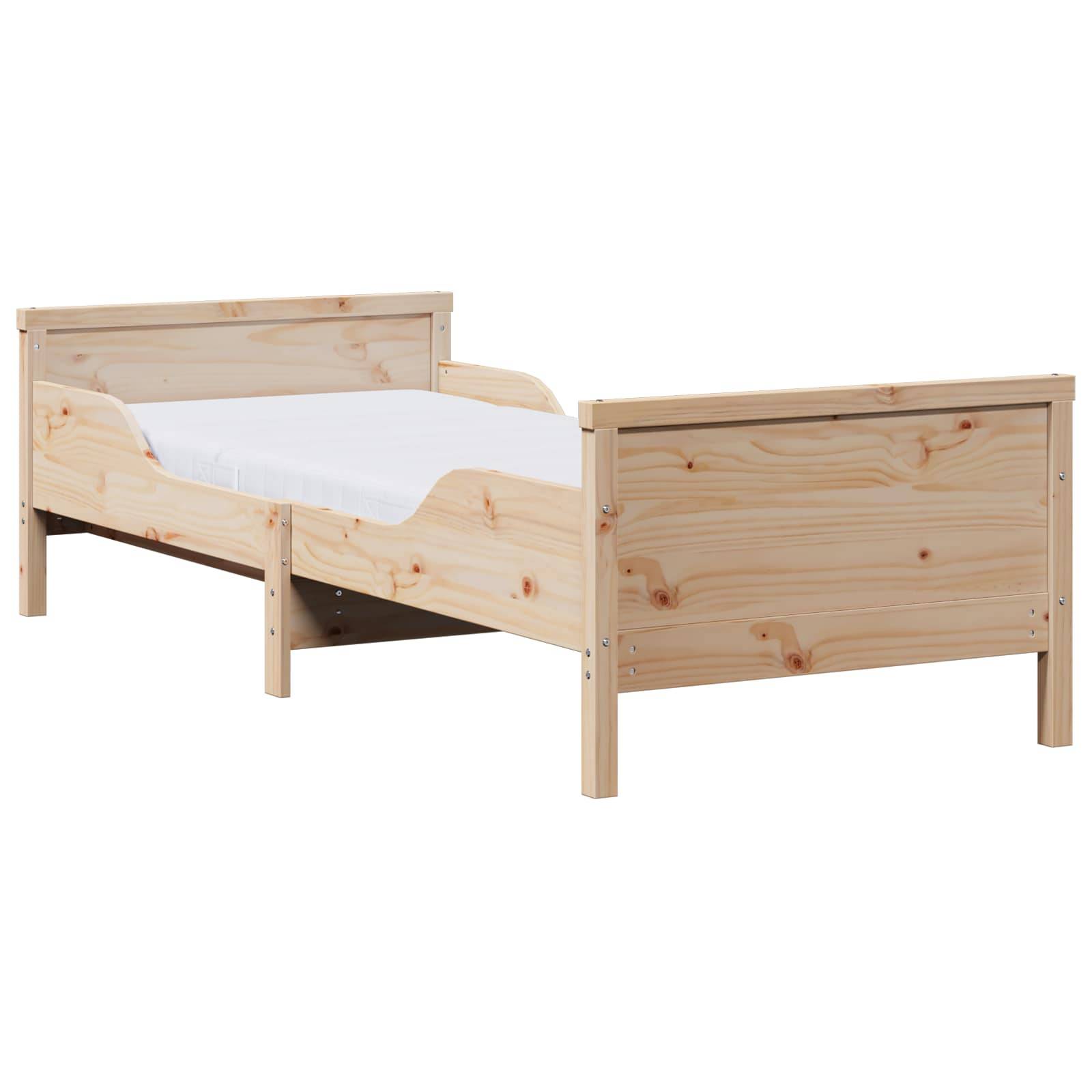Ein Holzbettgestell mit einfachem Design, mit erhöhtem Kopfteil und Fußteil. Die Matratze ist weiß und ordentlich gemacht.