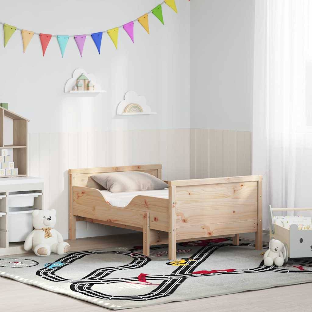 Ein Kinderzimmer mit einem Holzbett, bunten Wimpelketten, weißen Wänden, kleinen Regalen, Spielzeugaufbewahrung und einem Rennstrecken-Teppich mit Autodesign.