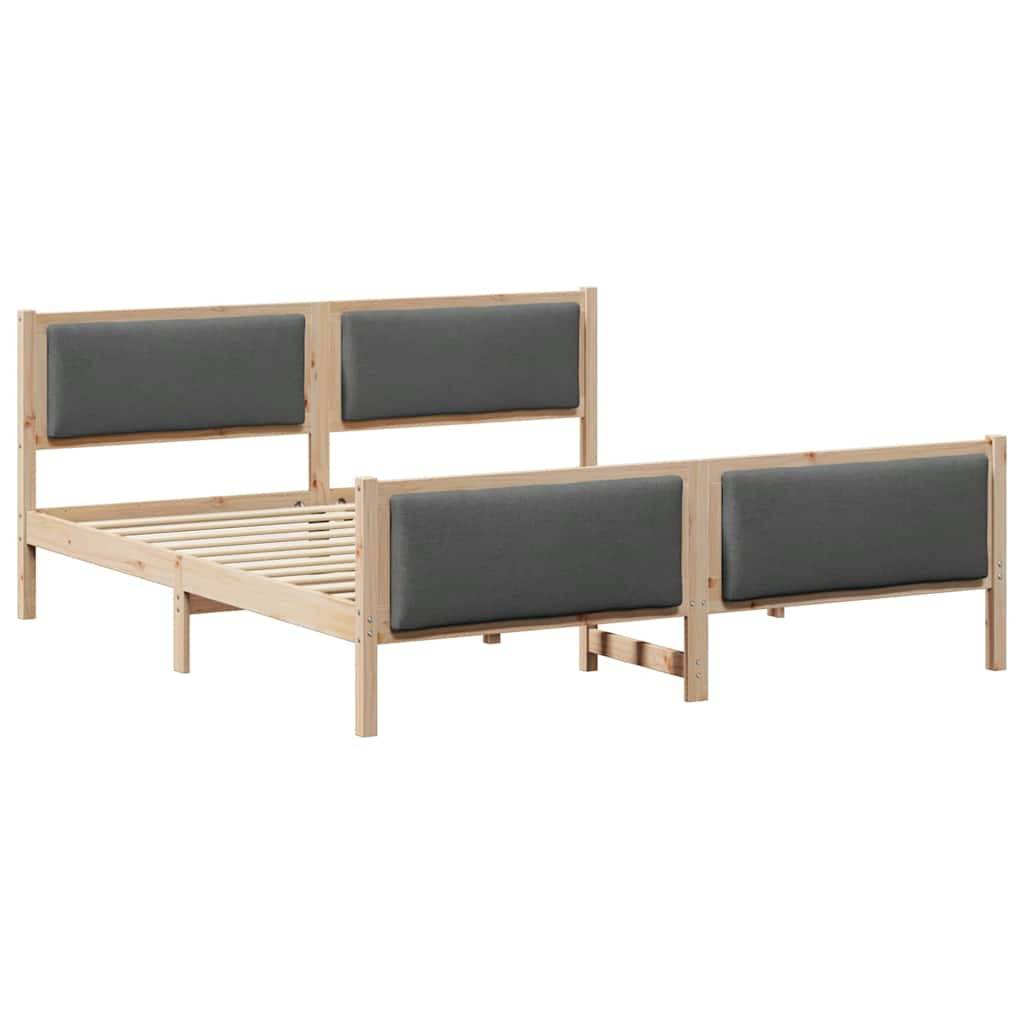 Ein Holzbettgestell mit grauen gepolsterten Paneelen am Kopf- und Fußteil. Es ist kein Matratze vorhanden, sodass die Lattenrost sichtbar ist.