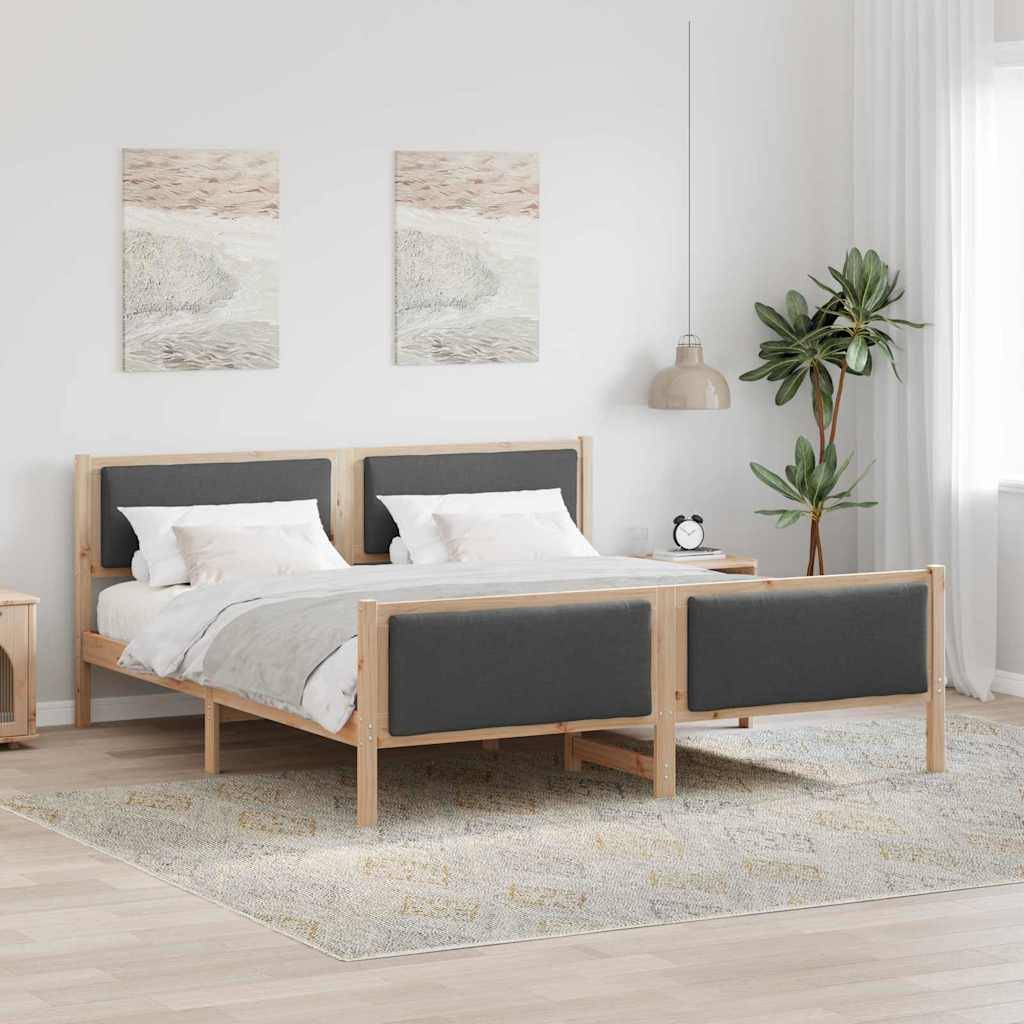 Modernes Schlafzimmer mit einem Doppelbett aus Holz mit grau gepolstertem Kopf- und Fußteil, zwei Wandkunstwerken und einer Topfpflanze.