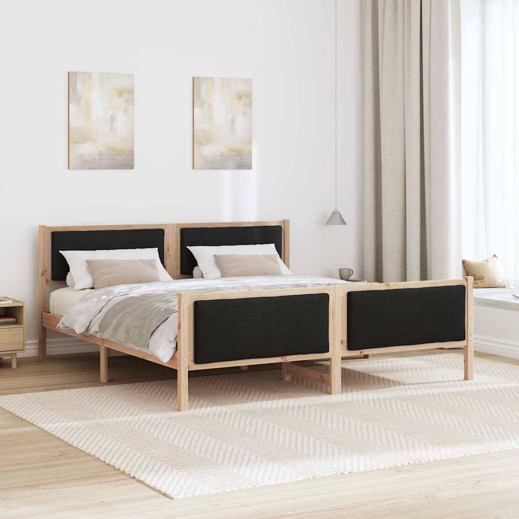 Ein modernes Schlafzimmer mit einem Doppelbett, das einen Rahmen in Schwarz und Holzoptik hat, zwei abstrakten Gemälden an der Wand und einer hellbeigen Dekoration.