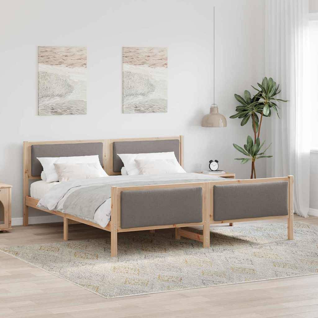 Ein ordentlich gestaltetes Schlafzimmer mit einem Einzelbett in Grau- und Holztönen, sanfter Beleuchtung, Wandkunst und einer Zimmerpflanze zur Dekoration.