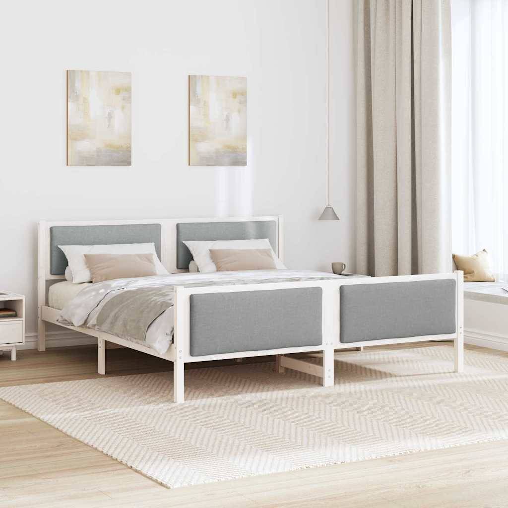 Ein Schlafzimmer mit zwei Einzelbetten, die mit grauen Stoffkopfteilen und heller Bettwäsche ausgestattet sind, moderne Einrichtung, Holzboden und großes Fenster.
