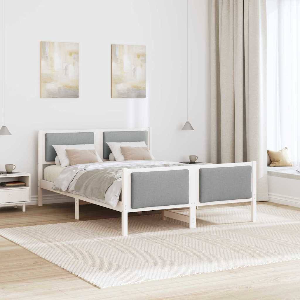 Helles modernes Schlafzimmer mit weißgerahmtem Doppelbett, grauen gepolsterten Paneelen, neutraler Dekoration, Wandkunst, Vorhängen und einem hellTexturteppich.