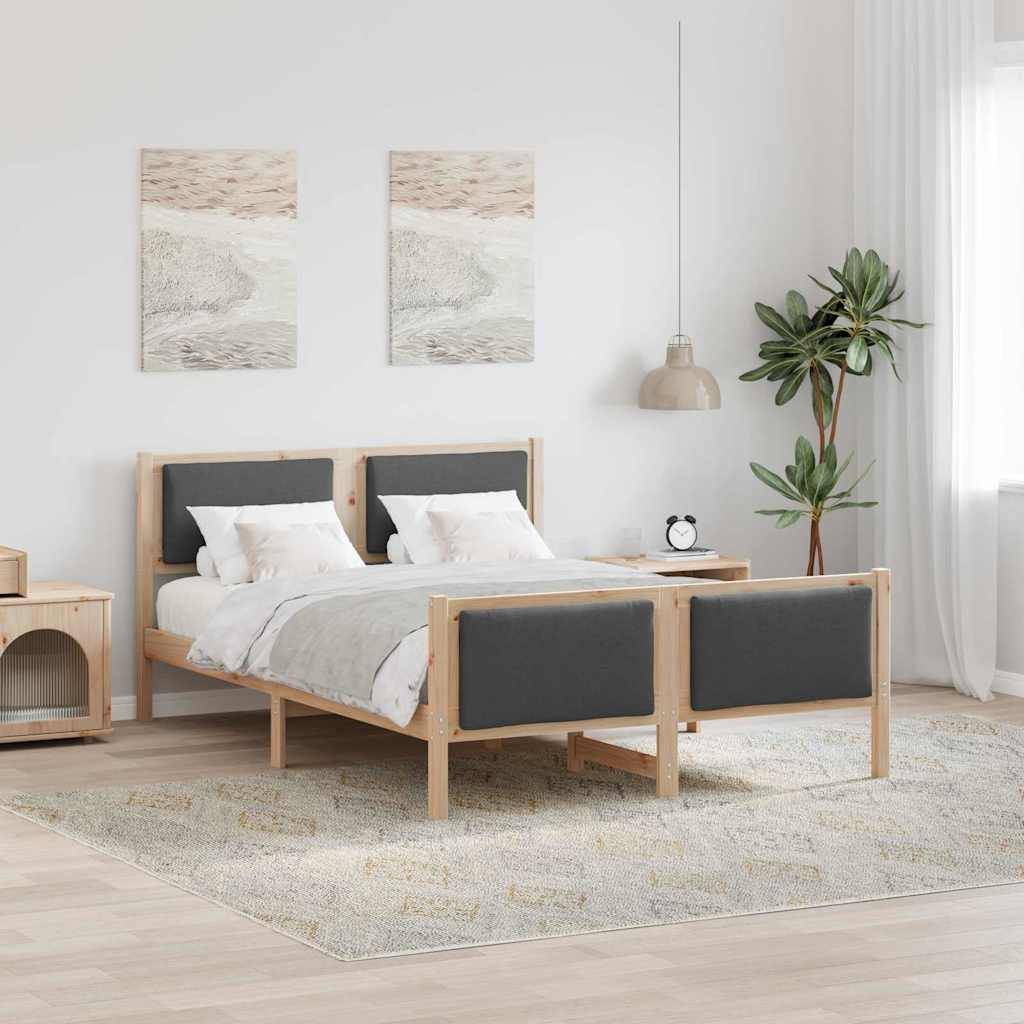 Ein modernes Schlafzimmer mit einem Doppelbett, ausgestattet mit einem grauen gepolsterten Kopf- und Fußteil, flankiert von einem Nachttisch. Zwei abstrakte Gemälde und eine Pflanze ergänzen die Dekoration.
