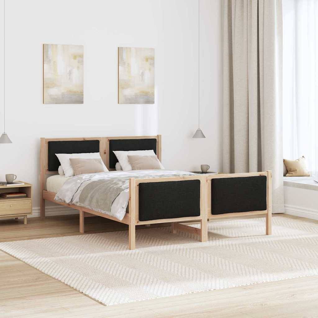 Ein minimalistisches Schlafzimmer mit einem Doppelbett, heller Bettwäsche, zwei abstrakten Gemälden, Nachttischen, einem beigen Teppich und großen Vorhängen.