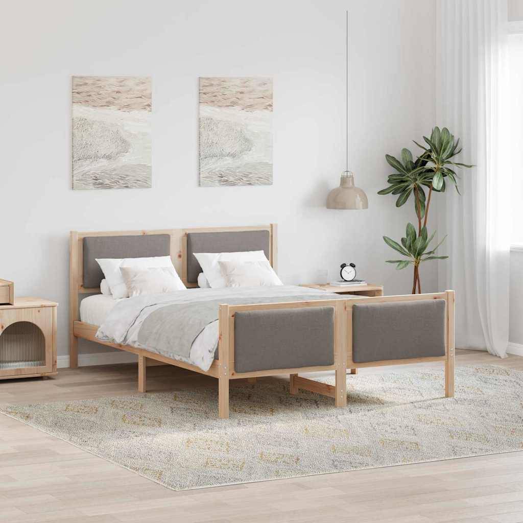 Ein modernes Schlafzimmer mit einem Holzbettgestell, zwei grauen gepolsterten Rückenlehnen, einem Nachttisch und einer Zimmerpflanze in der Nähe des Fensters. Zwei Kunstwerke an der Wand.