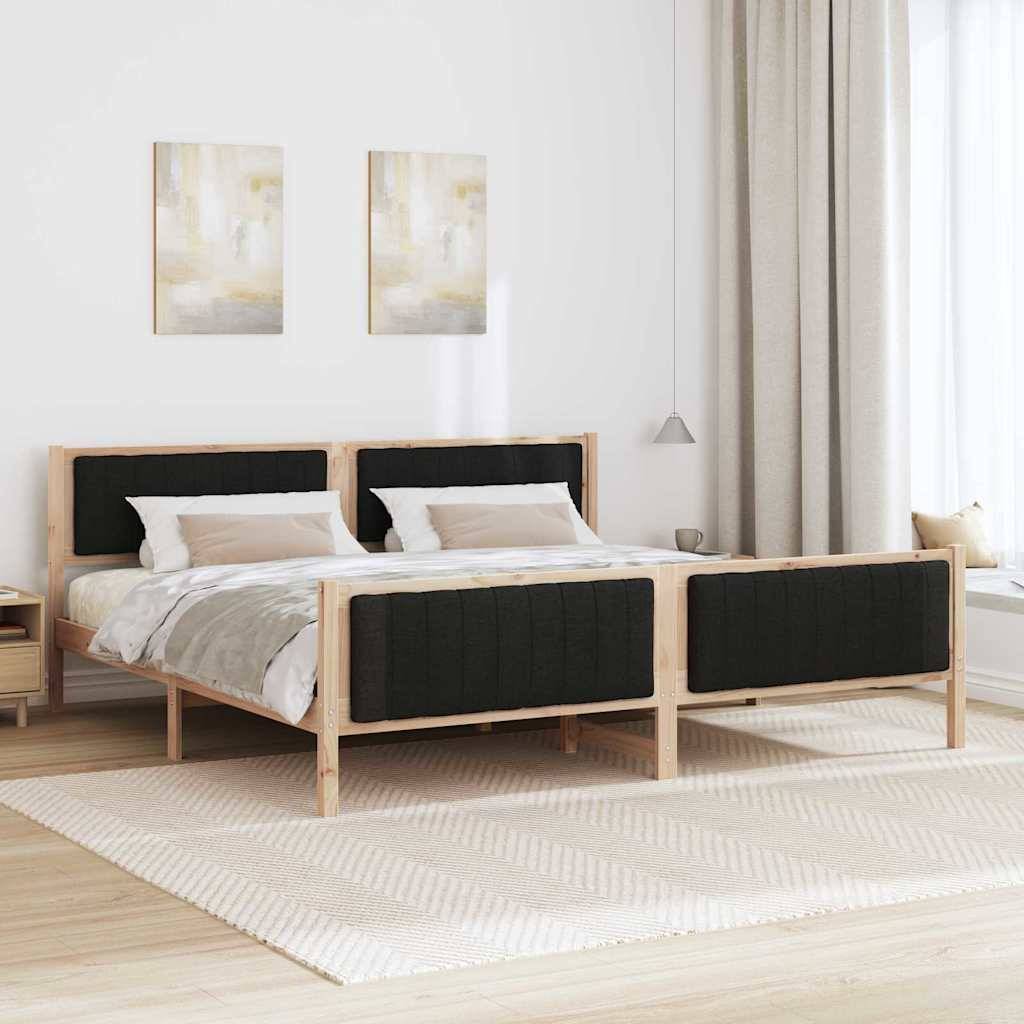 Ein modernes Schlafzimmer zeigt ein Doppelbett aus Holz mit schwarzen Kopfteilen, cremefarbener Bettwäsche, zwei abstrakten Gemälden und einem großen Fenster mit beigen Vorhängen.