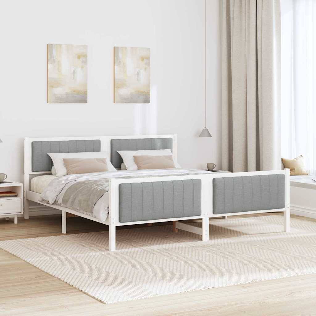 Modernes Schlafzimmer mit einem Doppelbett, das mit weißer und grauer Bettwäsche ausgestattet ist, zwei Wandgemälden darüber, einem Nachttisch und sanfter Beleuchtung.