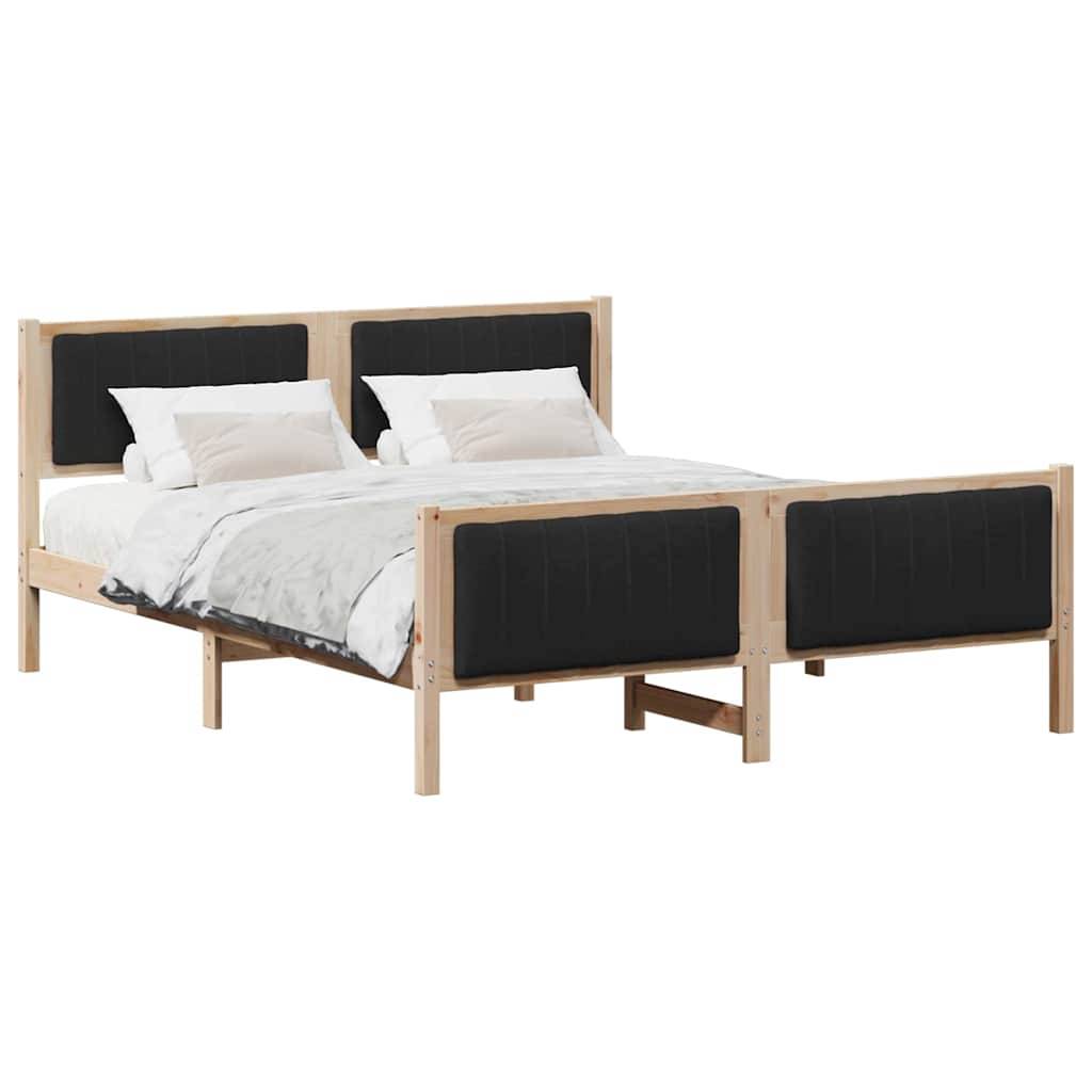 Ein Holzbettgestell mit schwarzem gepolstertem Kopf- und Fußteil, ausgestattet mit weißer Bettwäsche und zwei Kissen, aus einem Winkel fotografiert.