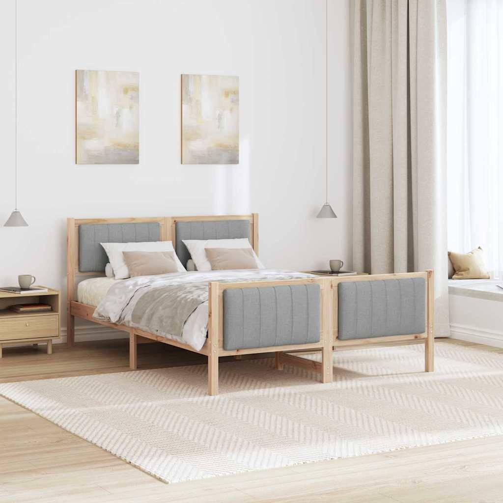 Ein minimalistisches Schlafzimmer mit einem Holzbett, das mit grauem Polster und beigefarbener Bettwäsche ausgestattet ist, und zwei abstrakten Gemälden. Rechts befindet sich eine Fensternische.