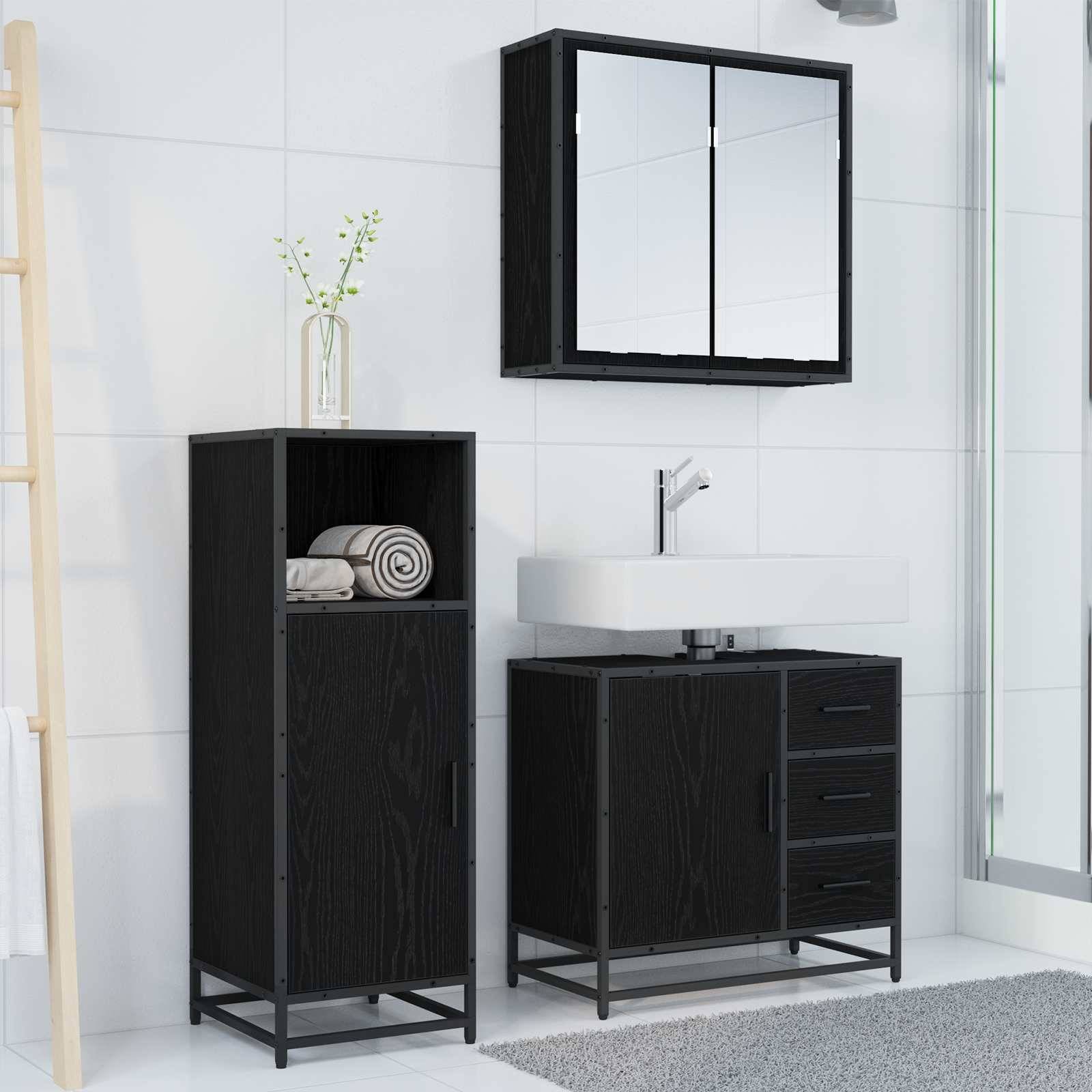 Modernes Badezimmer mit weißen Fliesen, ausgestattet mit einem schwarzen Schrank mit Waschbecken, einem Spiegelschrank, einem hohen Aufbewahrungsschrank mit Handtüchern und einer Vase.