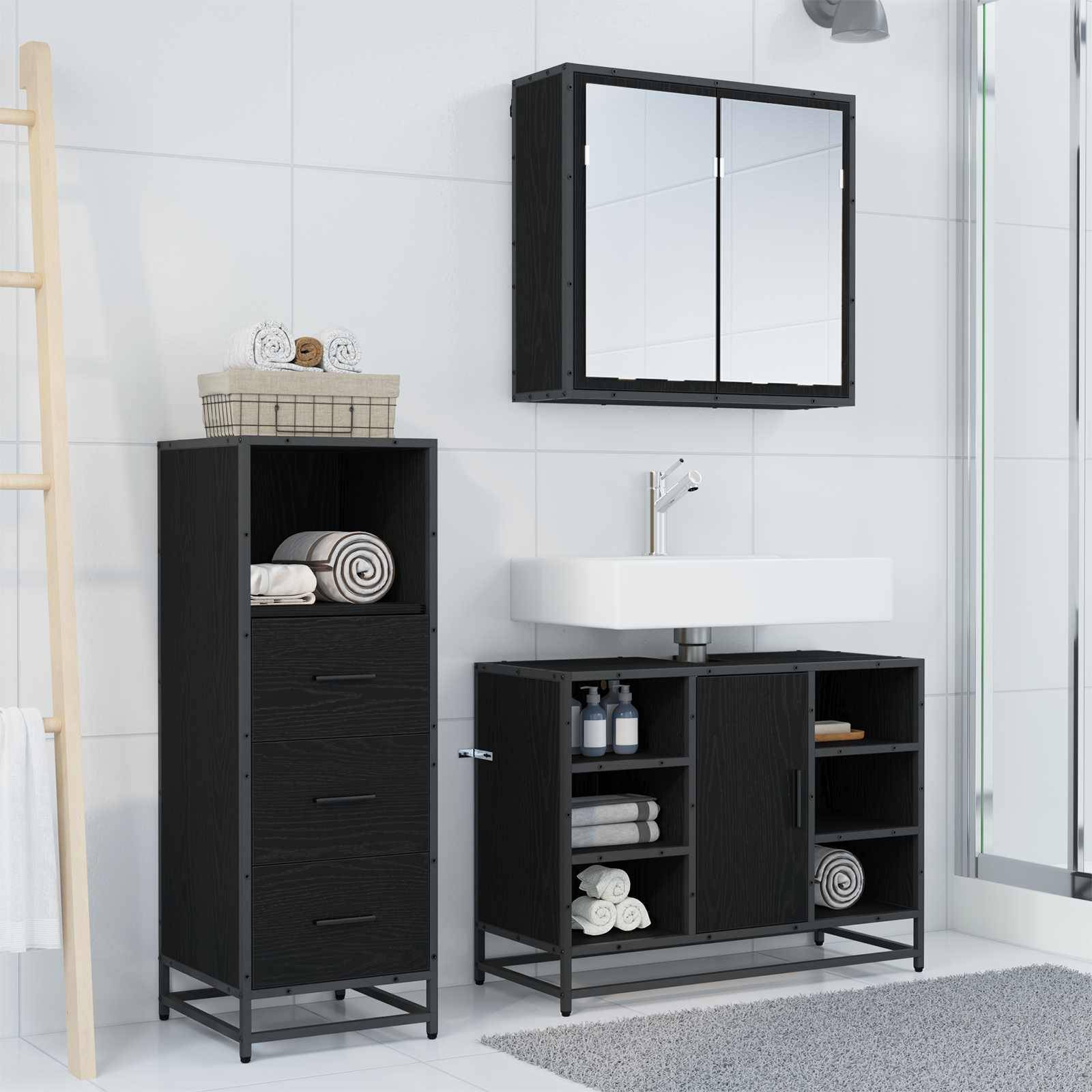 Ein modernes Badezimmer mit einem schwarzen Holzwaschtisch, Spiegelschrank und Regalen, auf denen gefaltete Handtücher und Toilettenartikel ordentlich drapiert sind.