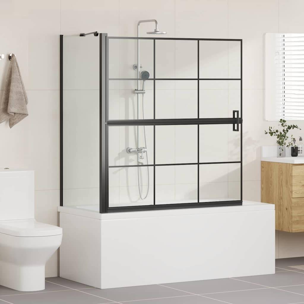 Modernes Badezimmer mit einer Dusche mit Glasumrandung, schwarzem Rahmen, weißer Badewanne, Toilette, Holzschrank und minimaler Dekoration.