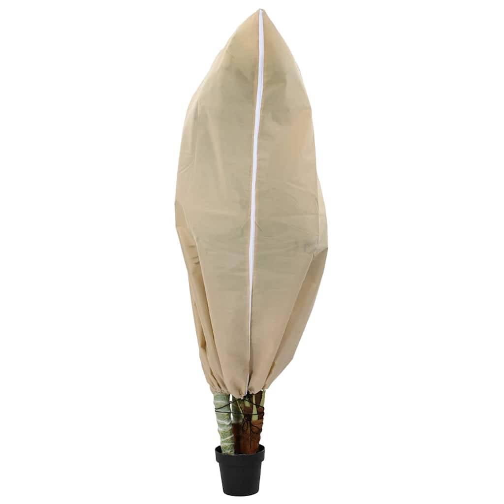 Eine beige Schutzhülle umgibt einen hohen Outdoorschirm, der an der Basis befestigt ist und aufrecht vor einem schlichten, weißen Hintergrund steht.