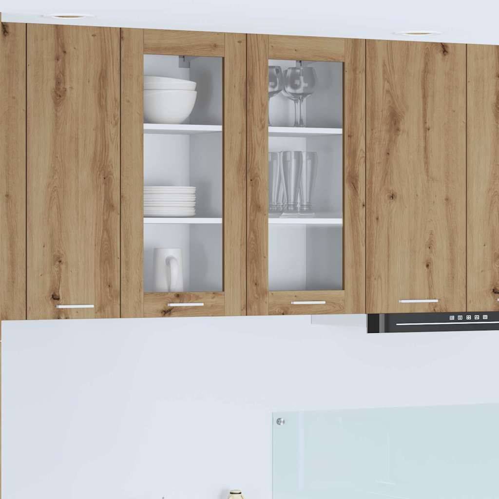Holzküchenschränke mit Glastüren, die weiße Teller und klare Gläser im Inneren zeigen. Minimalistisches modernes Design.