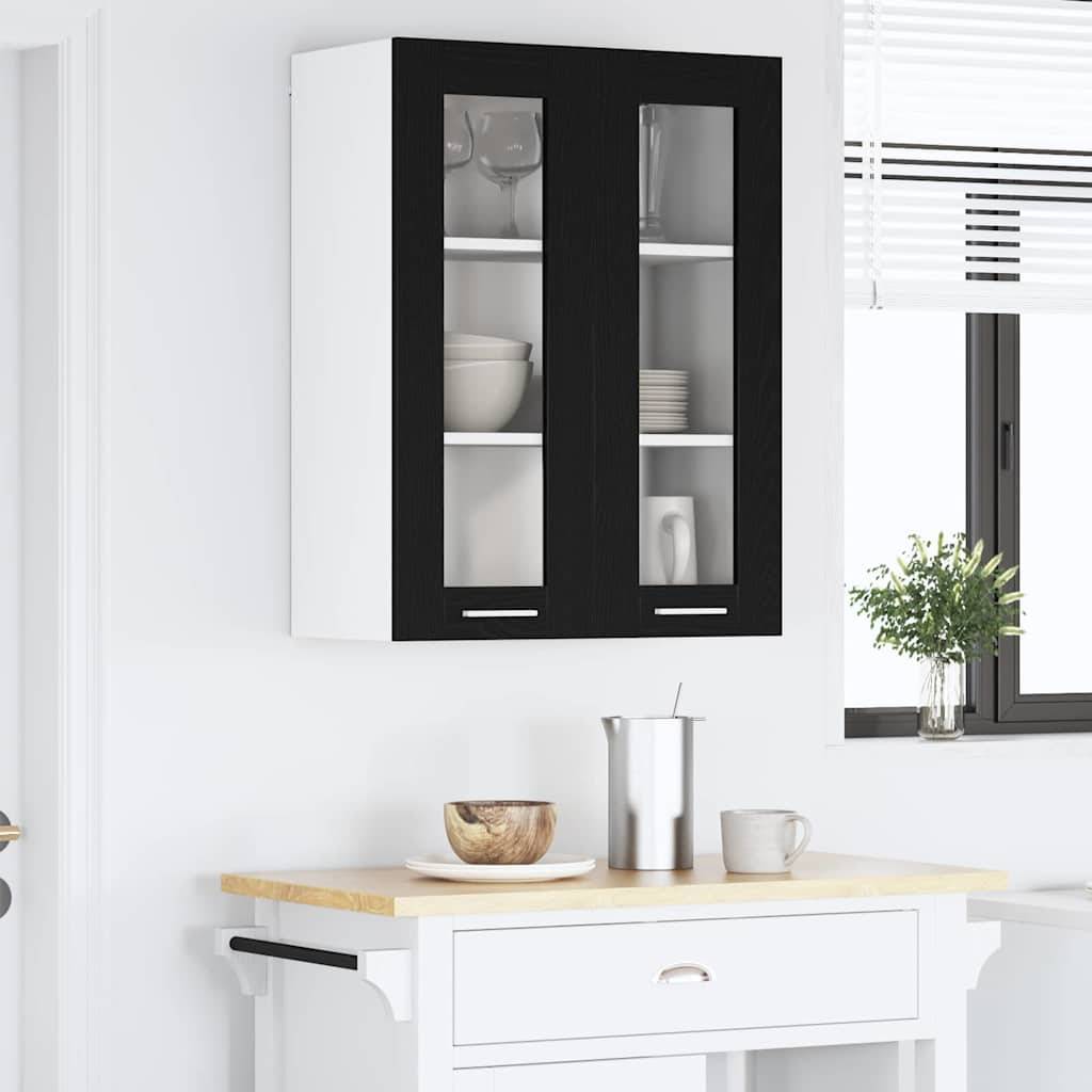 Eine moderne Küche zeichnet sich durch einen weißen Wandschrank mit Glastüren aus, der Geschirr enthält und über einer Arbeitsplatte mit einer Schüssel, einer Kanne und Bechern angebracht ist.