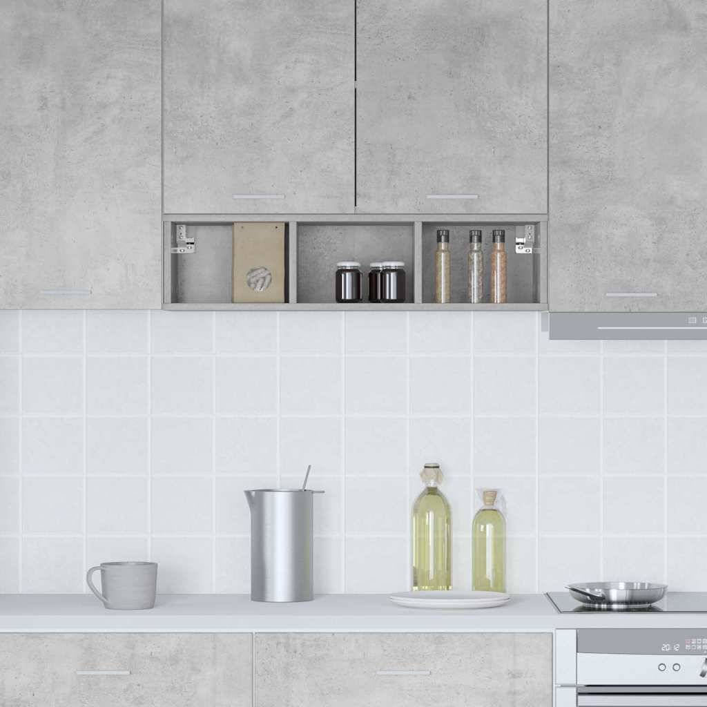 Moderne Küche mit grauen Schränken, weißem Fliesenspiegel und verschiedenen Gegenständen auf der Arbeitsplatte: eine Kaffeetasse, ein Besteckhalter, zwei Flaschen und ein Kochfeld.