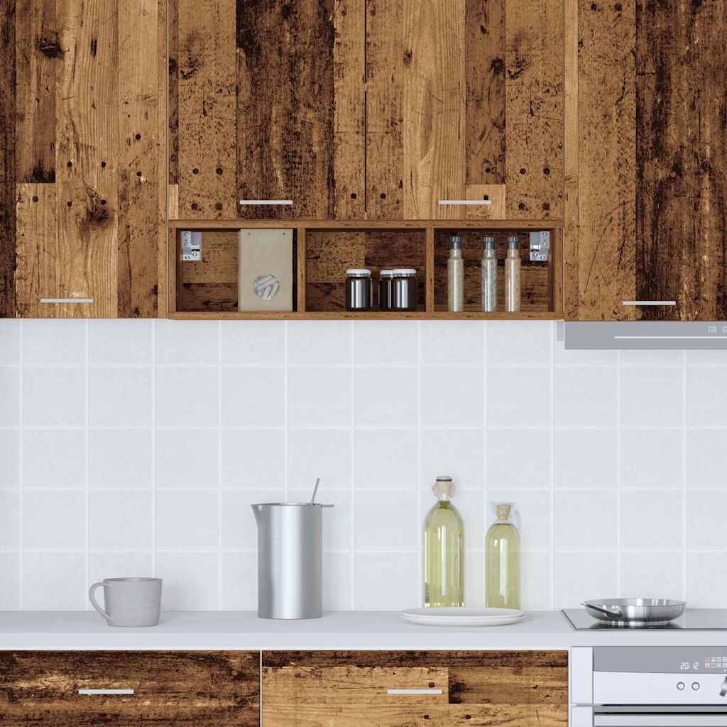 Eine moderne Küche mit rustikalen Holzschränken, weißem gefliesten Spritzschutz, zwei Flaschen, einer Tasse und Küchengeräten auf der weißen Arbeitsplatte.