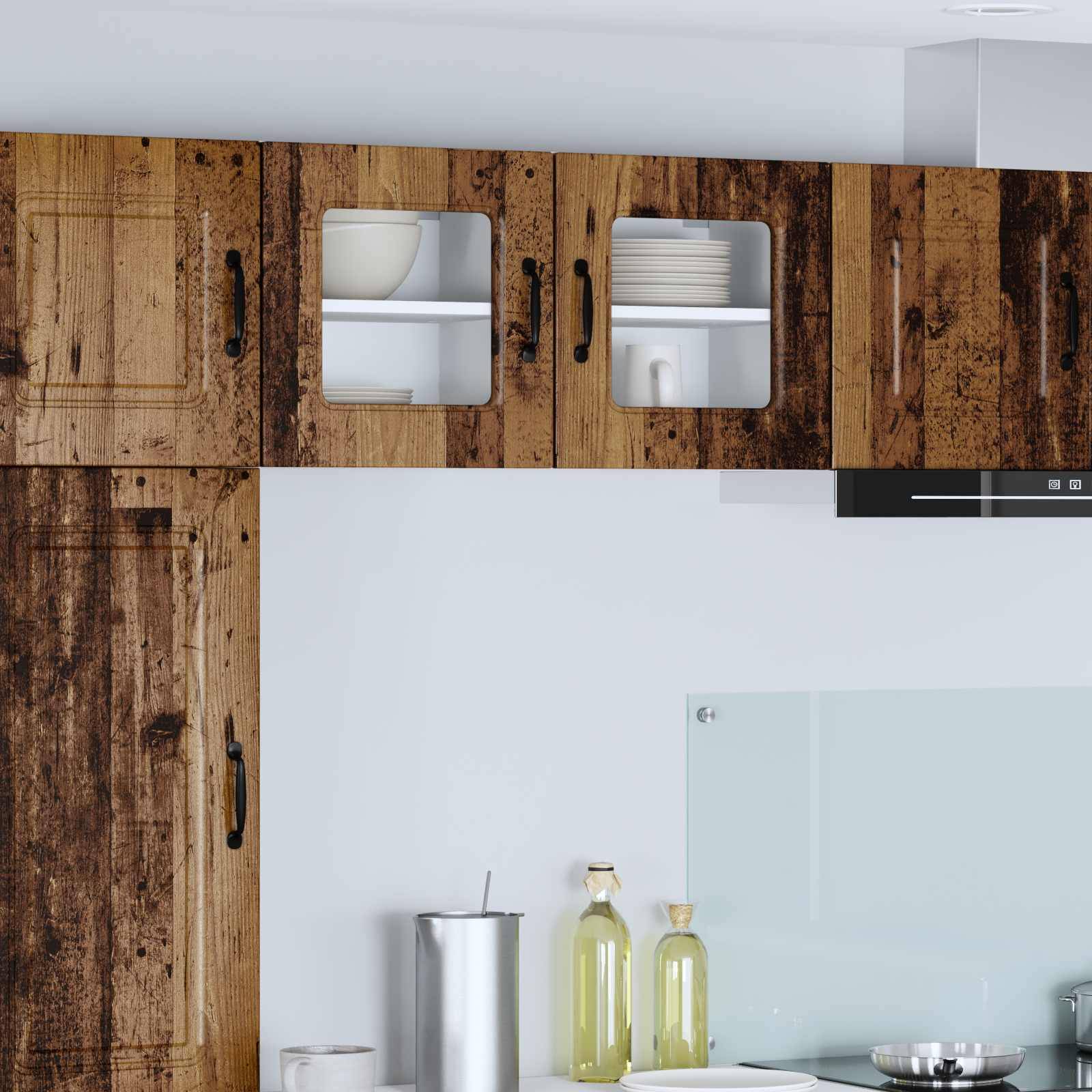 Holzküchenschränke mit Glastüren zeigen Gläser und Schalen. Darunter befinden sich zwei Flaschen, ein Glas und ein Teller auf der Arbeitsplatte.